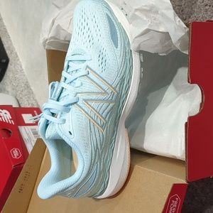 Brand new New Balance 860 shoes